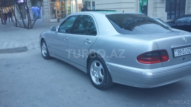 Mercedes E 220 2000, 125,000 km - 2.2 l - Bakı