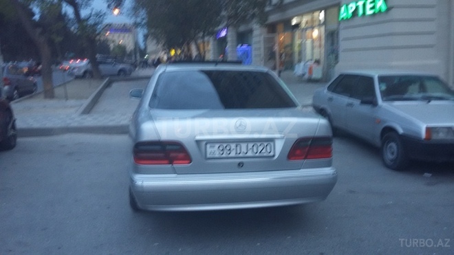 Mercedes E 220 2000, 125,000 km - 2.2 l - Bakı
