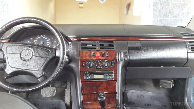 Mercedes E 220 1999, 244,000 km - 2.2 l - Bakı