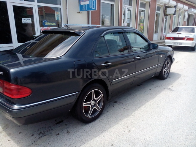 Mercedes E 220 1998, 187,000 km - 2.2 l - Bakı