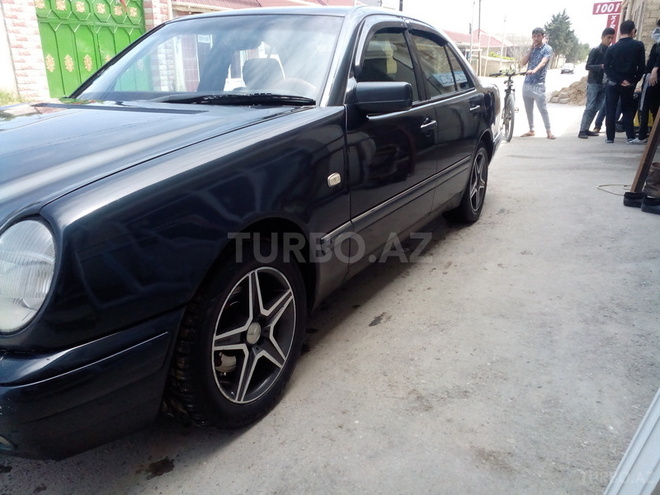 Mercedes E 220 1998, 187,000 km - 2.2 l - Bakı