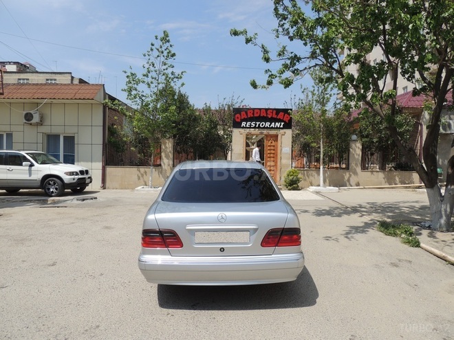 Mercedes E 220 2000, 154,000 km - 2.2 л - Bakı