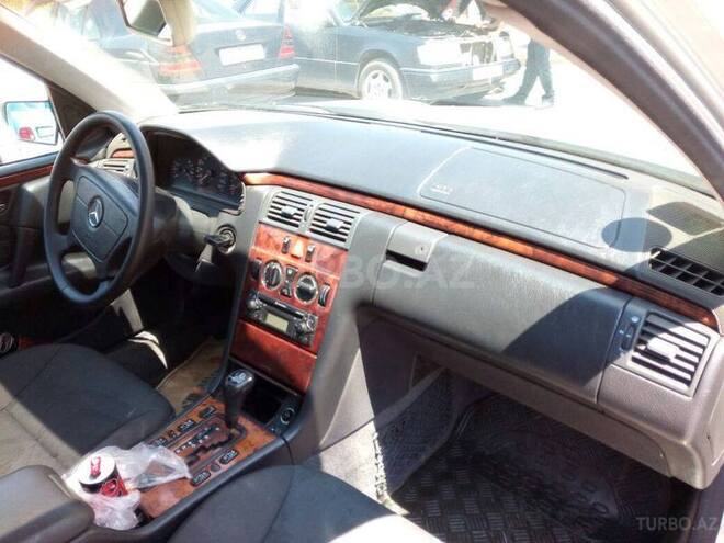 Mercedes E 240 1999, 250,000 km - 2.4 l - Bakı