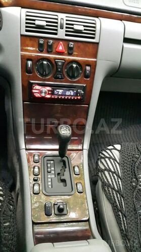 Mercedes E 240 1998, 300,000 km - 2.4 л - Bakı