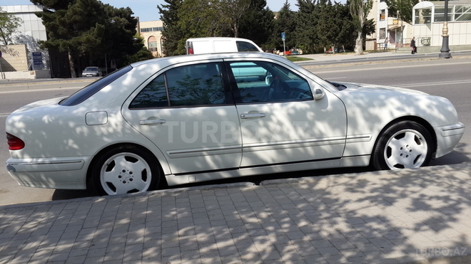 Mercedes E 240 2000, 216,000 km - 2.4 л - Bakı