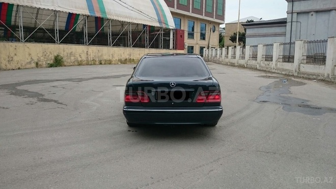 Mercedes E 270 1999, 228,303 km - 2.7 l - Bakı