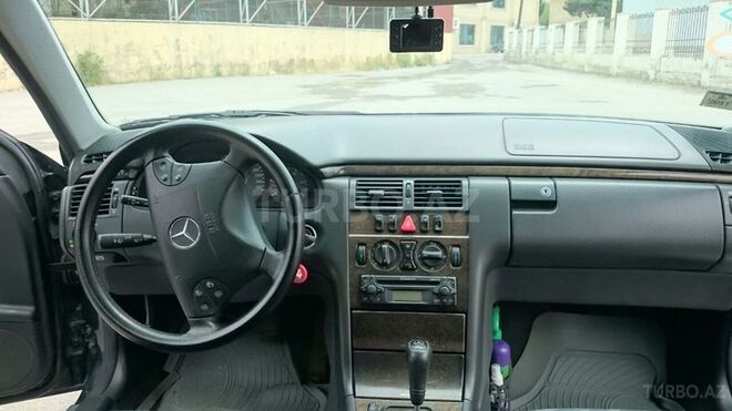 Mercedes E 270 1999, 228,303 km - 2.7 l - Bakı