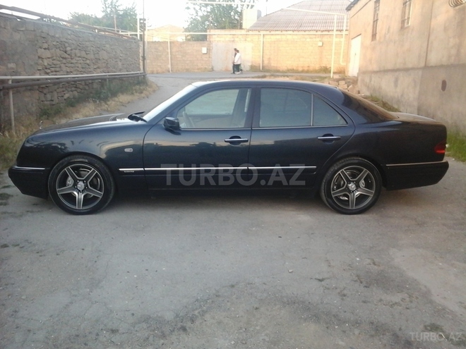 Mercedes E 220 1999, 215,890 km - 2.2 l - Bakı
