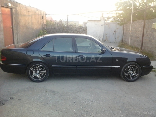 Mercedes E 220 1999, 215,890 km - 2.2 l - Bakı
