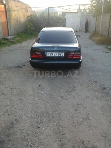 Mercedes E 220 1999, 215,890 km - 2.2 l - Bakı