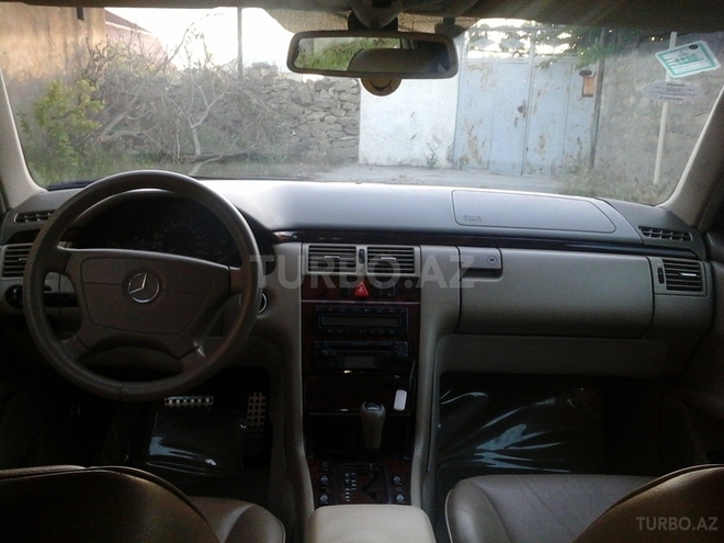 Mercedes E 220 1999, 215,890 km - 2.2 l - Bakı