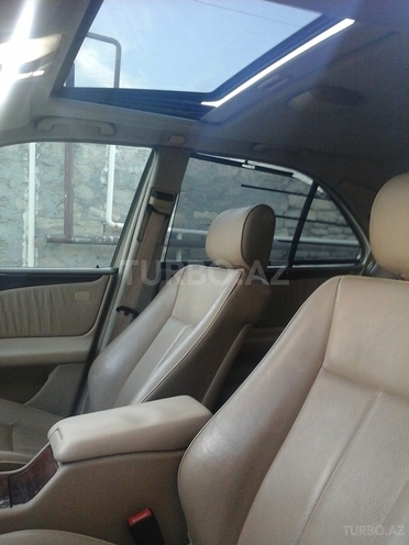Mercedes E 220 1999, 215,890 km - 2.2 l - Bakı