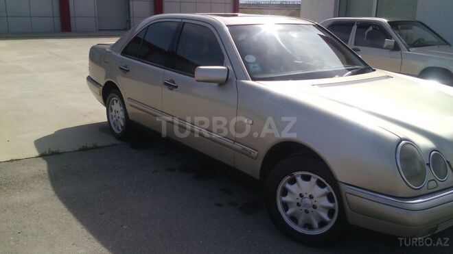Mercedes E 200 1995, 180,000 km - 2.0 л - Bakı