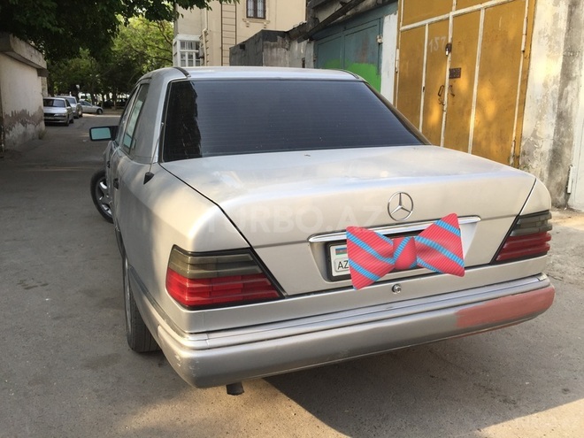 Mercedes E 220 1993, 384,000 km - 2.2 l - Bakı