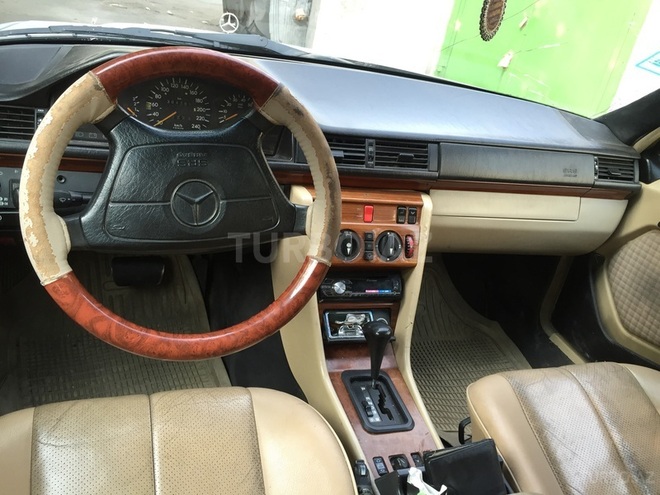 Mercedes E 220 1993, 384,000 km - 2.2 l - Bakı