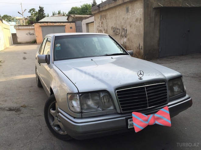Mercedes E 220 1993, 384,000 km - 2.2 l - Bakı