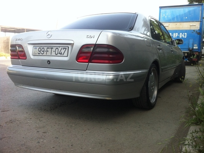 Mercedes E 220 2002, 298,000 km - 2.2 l - Bakı