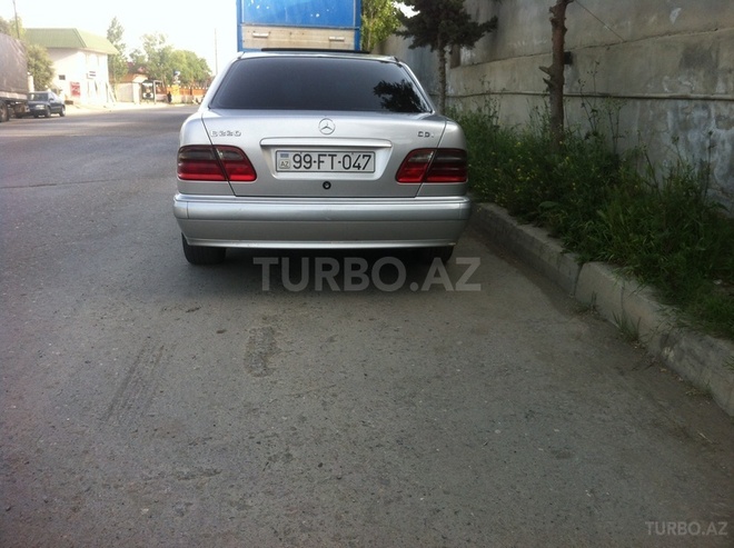 Mercedes E 220 2002, 298,000 km - 2.2 l - Bakı