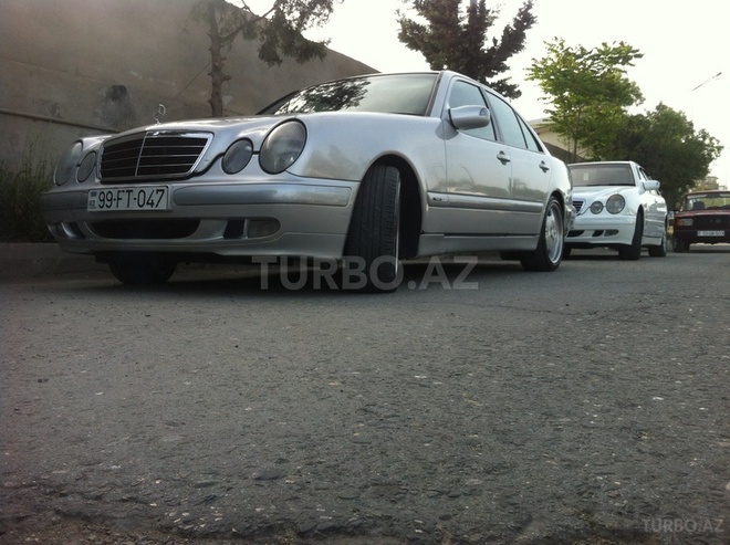 Mercedes E 220 2002, 298,000 km - 2.2 l - Bakı