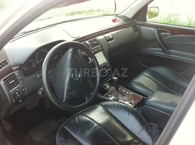 Mercedes E 220 2002, 298,000 km - 2.2 l - Bakı