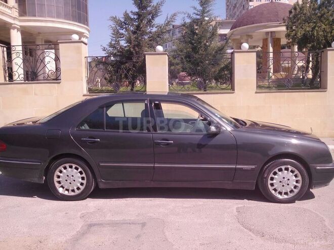 Mercedes E 220 2001, 292,000 km - 2.2 l - Bakı