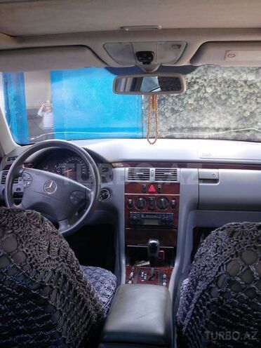 Mercedes E 220 2001, 292,000 km - 2.2 l - Bakı