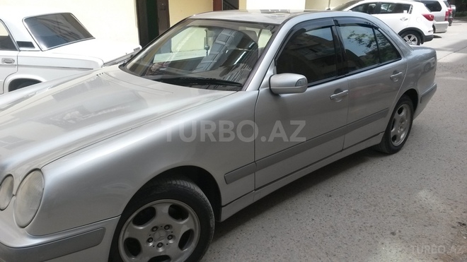 Mercedes E 220 2000, 240,000 km - 2.2 l - Bakı