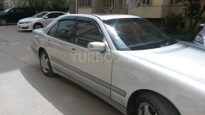 Mercedes E 220 2000, 240,000 km - 2.2 l - Bakı