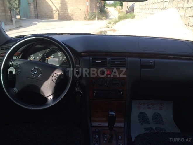 Mercedes E 220 2001, 355,555 km - 2.2 l - Bakı