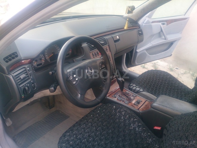 Mercedes E 220 2001, 335,000 km - 2.2 л - Bakı