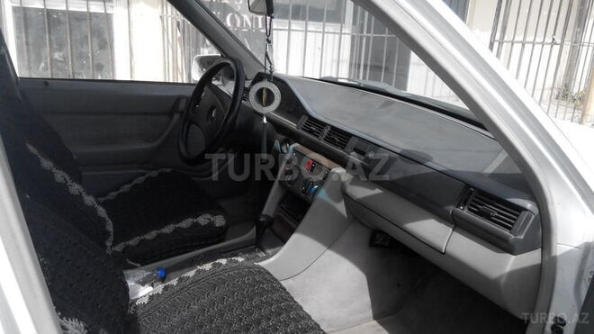 Mercedes E 260 1988, 228,840 km - 2.6 l - Bakı
