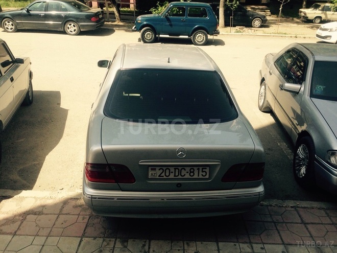 Mercedes E 240 1999, 169,500 km - 2.4 l - Bakı