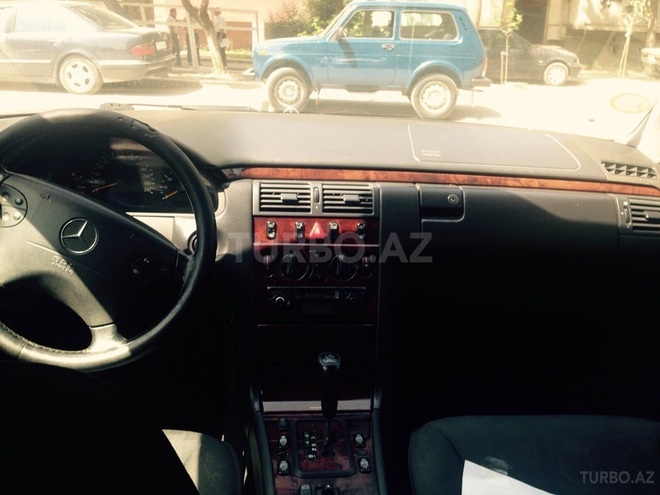 Mercedes E 240 1999, 169,500 km - 2.4 l - Bakı