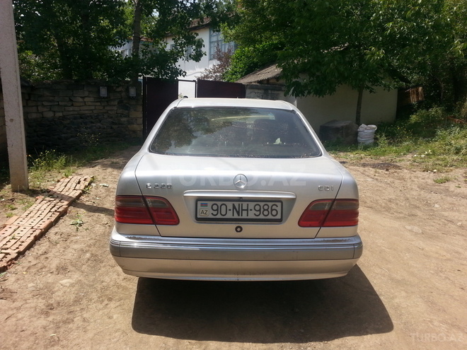 Mercedes E 220 2001, 488,000 km - 2.2 л - Bakı