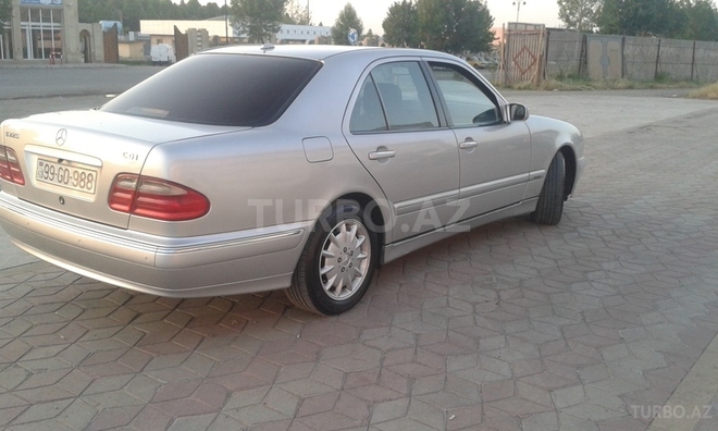 Mercedes E 220 2000, 199,500 km - 2.2 l - Bakı