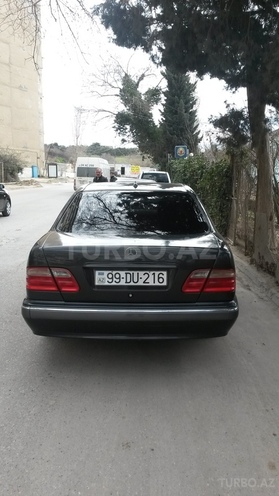 Mercedes E 240 2001, 194,000 km - 2.4 l - Bakı