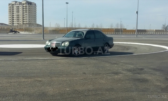 Mercedes E 220 1999, 305,000 km - 2.2 l - Bakı