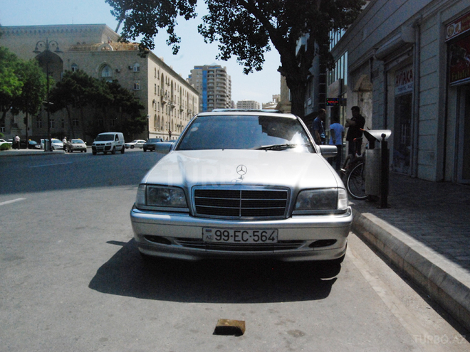 Mercedes C 220 1999, 245,000 km - 2.2 л - Bakı