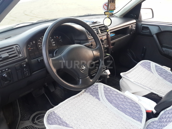 Opel Vectra 1992, 303,000 km - 1.8 l - Bakı