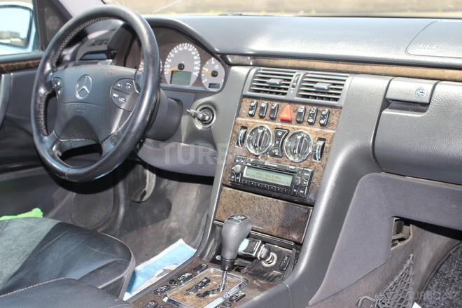 Mercedes E 220 2000, 196,000 km - 2.2 l - Bakı