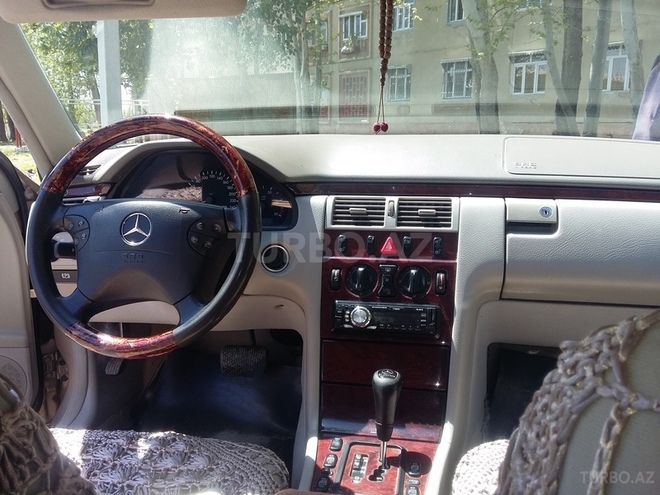 Mercedes E 220 2000, 210,350 km - 2.2 l - Bakı