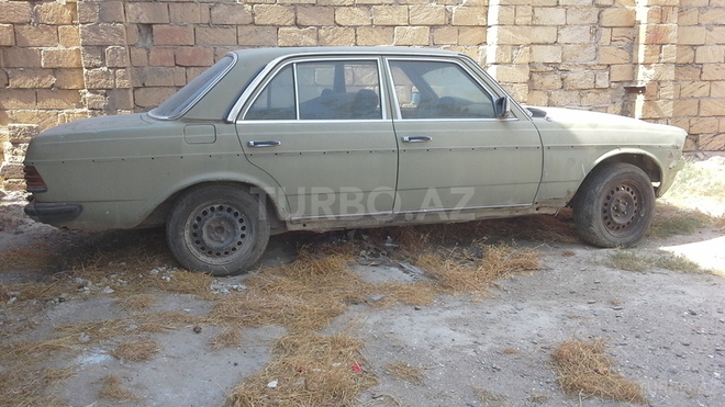 Mercedes E 240 1983, 120,000 km - 2.4 l - Bakı