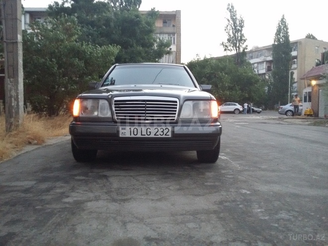 Mercedes E 220 1994, 313,000 km - 2.2 l - Bakı