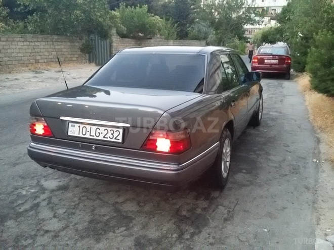 Mercedes E 220 1994, 313,000 km - 2.2 l - Bakı
