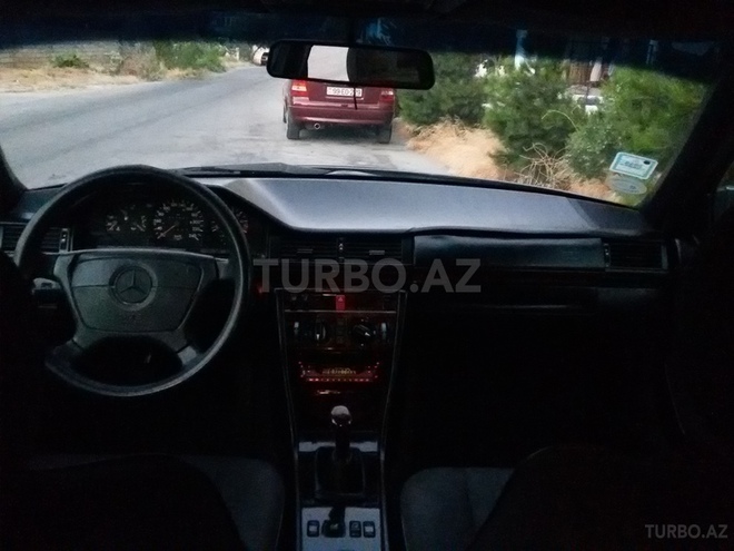 Mercedes E 220 1994, 313,000 km - 2.2 l - Bakı