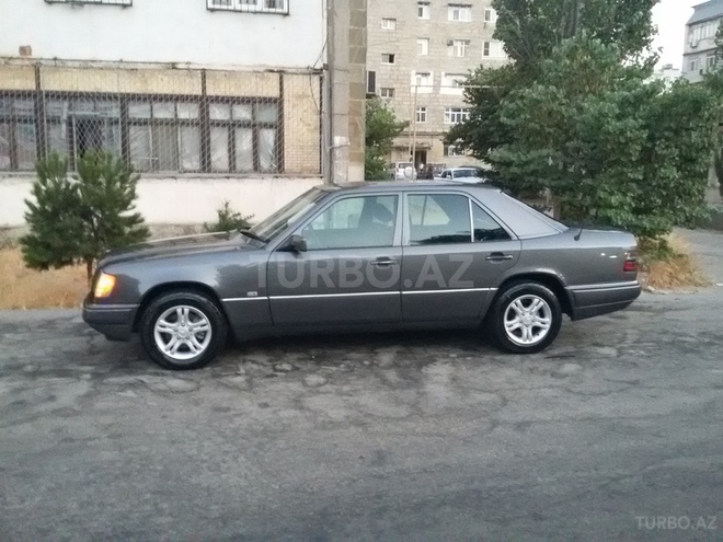 Mercedes E 220 1994, 313,000 km - 2.2 l - Bakı