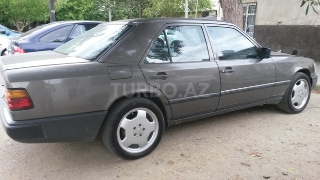 Mercedes E 260 1988, 306,450 km - 2.6 l - Bakı