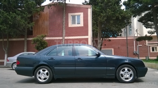 Mercedes E 220 2001, 210,000 km - 2.2 l - Bakı