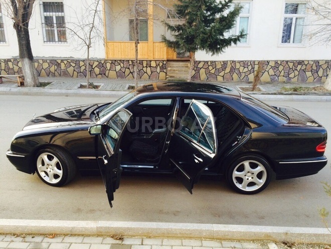 Mercedes E 220 2001, 203,000 km - 2.2 l - Bakı