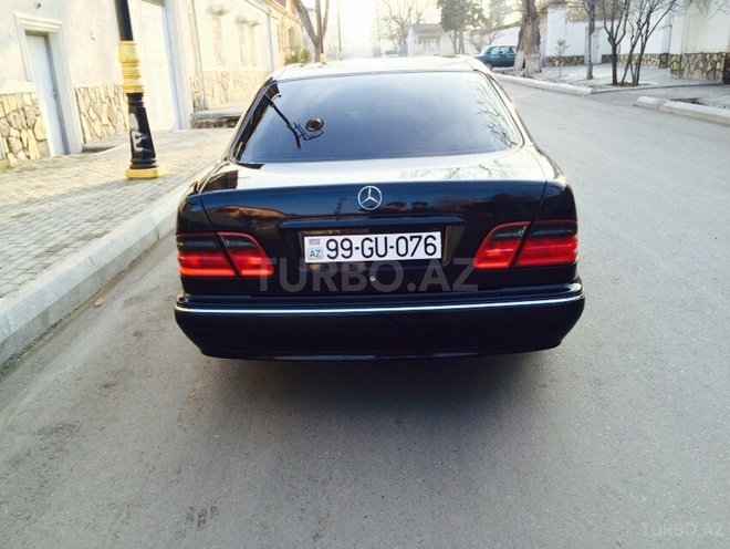 Mercedes E 220 2001, 203,000 km - 2.2 l - Bakı